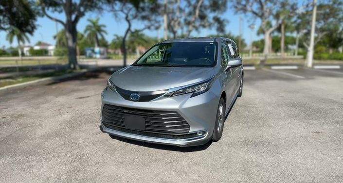 2023 Toyota Sienna XLE -
                Miami, FL