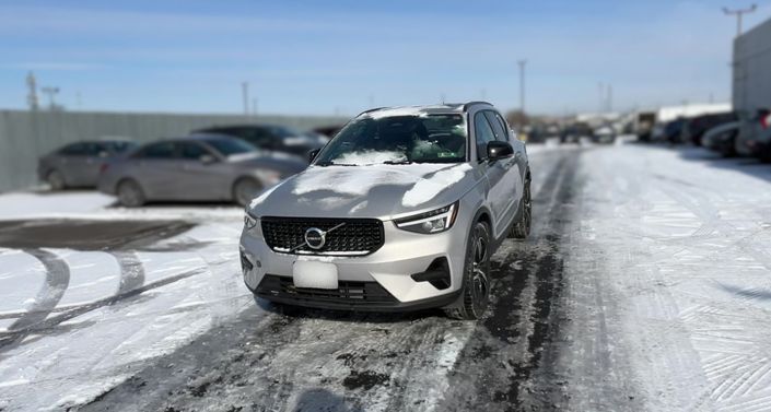 2024 Volvo XC40 B5 Core -
                Beverly, NJ