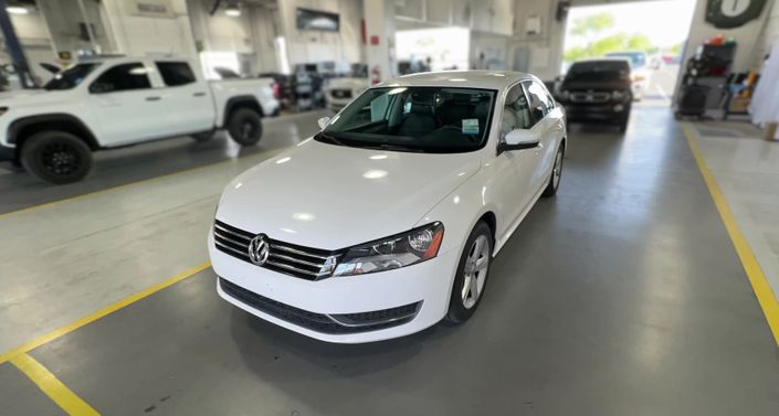2013 Volkswagen Passat SE Hero Image