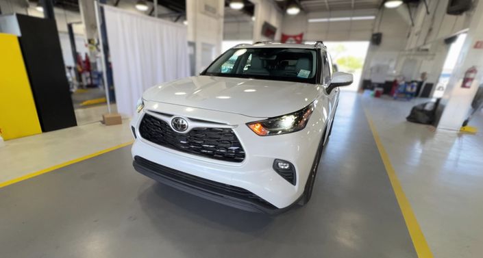 2022 Toyota Highlander XLE Hero Image