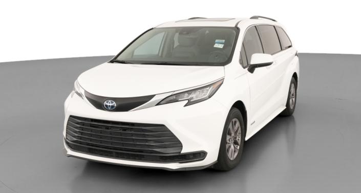2021 Toyota Sienna LE Hero Image