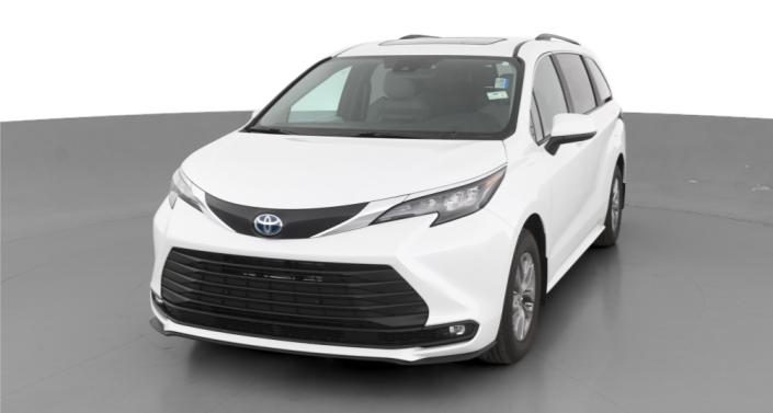 2025 Toyota Sienna XLE Hero Image