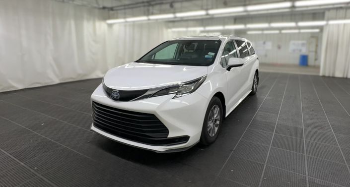 2022 Toyota Sienna LE Hero Image