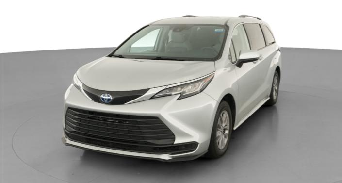 2022 Toyota Sienna LE Hero Image
