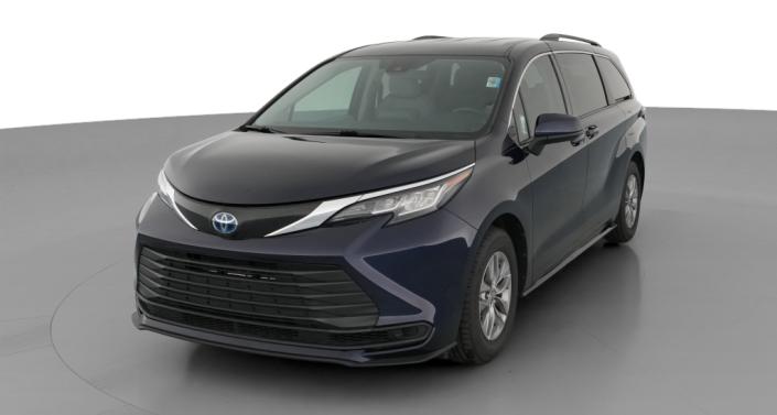 2022 Toyota Sienna LE Hero Image