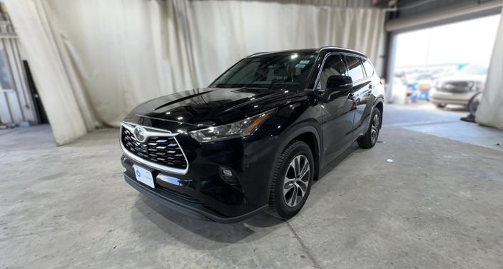 2020 Toyota Highlander XLE Hero Image