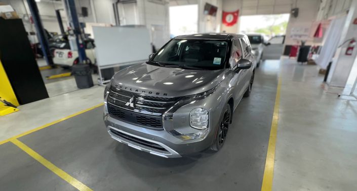 Thumbnail: 2023 Mitsubishi Outlander - 1