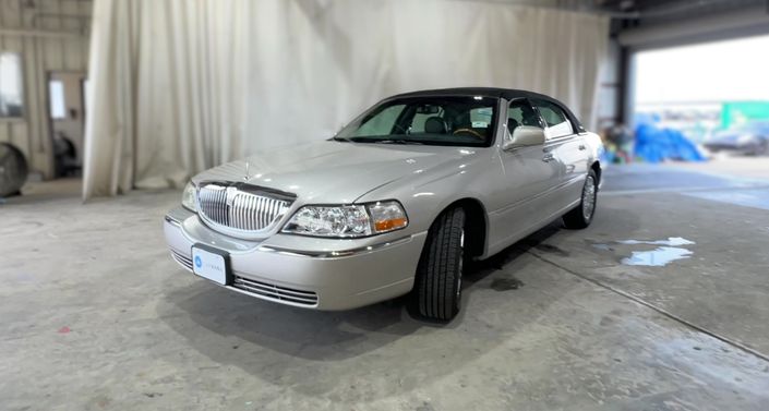 Thumbnail: 2010 Lincoln Town Car - 1
