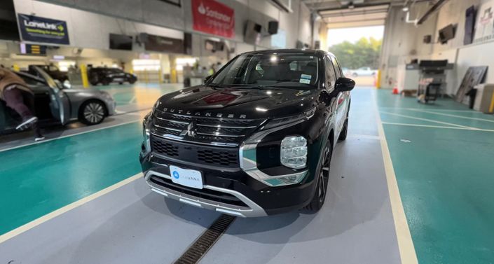 Thumbnail: 2023 Mitsubishi Outlander - 1