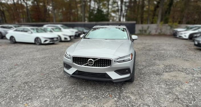 Thumbnail: 2025 Volvo V60 - 1