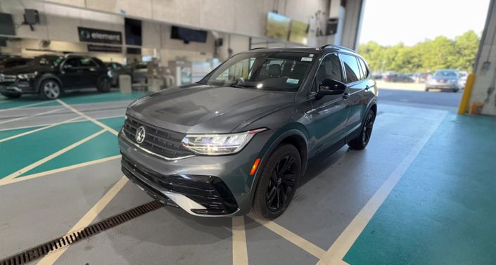 Thumbnail: 2023 Volkswagen Tiguan - 1
