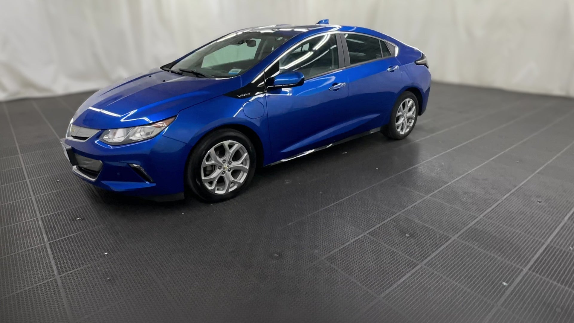 2017 Chevrolet Volt vehicle photo
