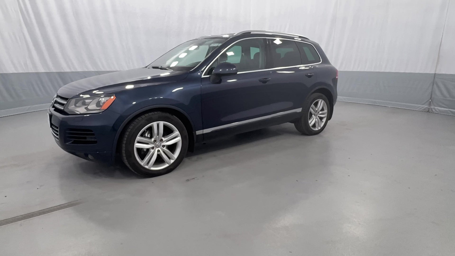 2013 Volkswagen Touareg vehicle photo