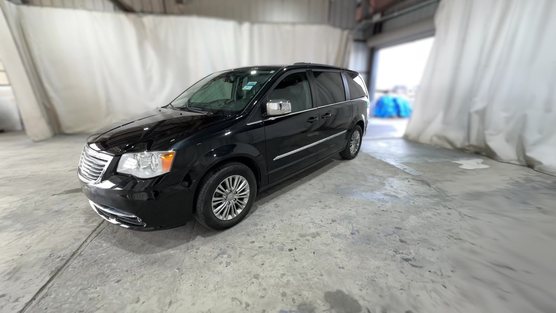 2015 Chrysler Town & Country vehicle photo