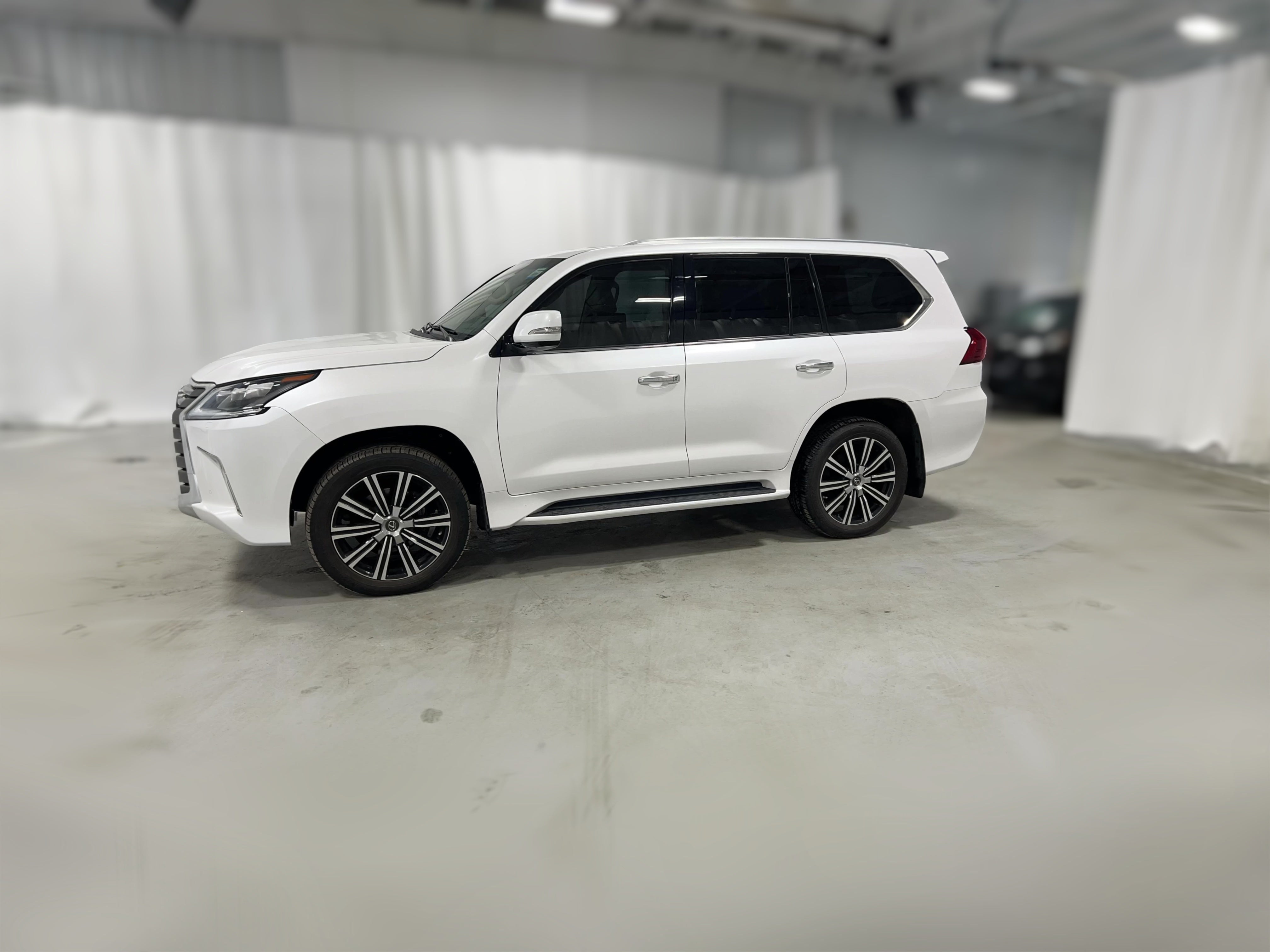 2021 Lexus LX 570 - Photo 36