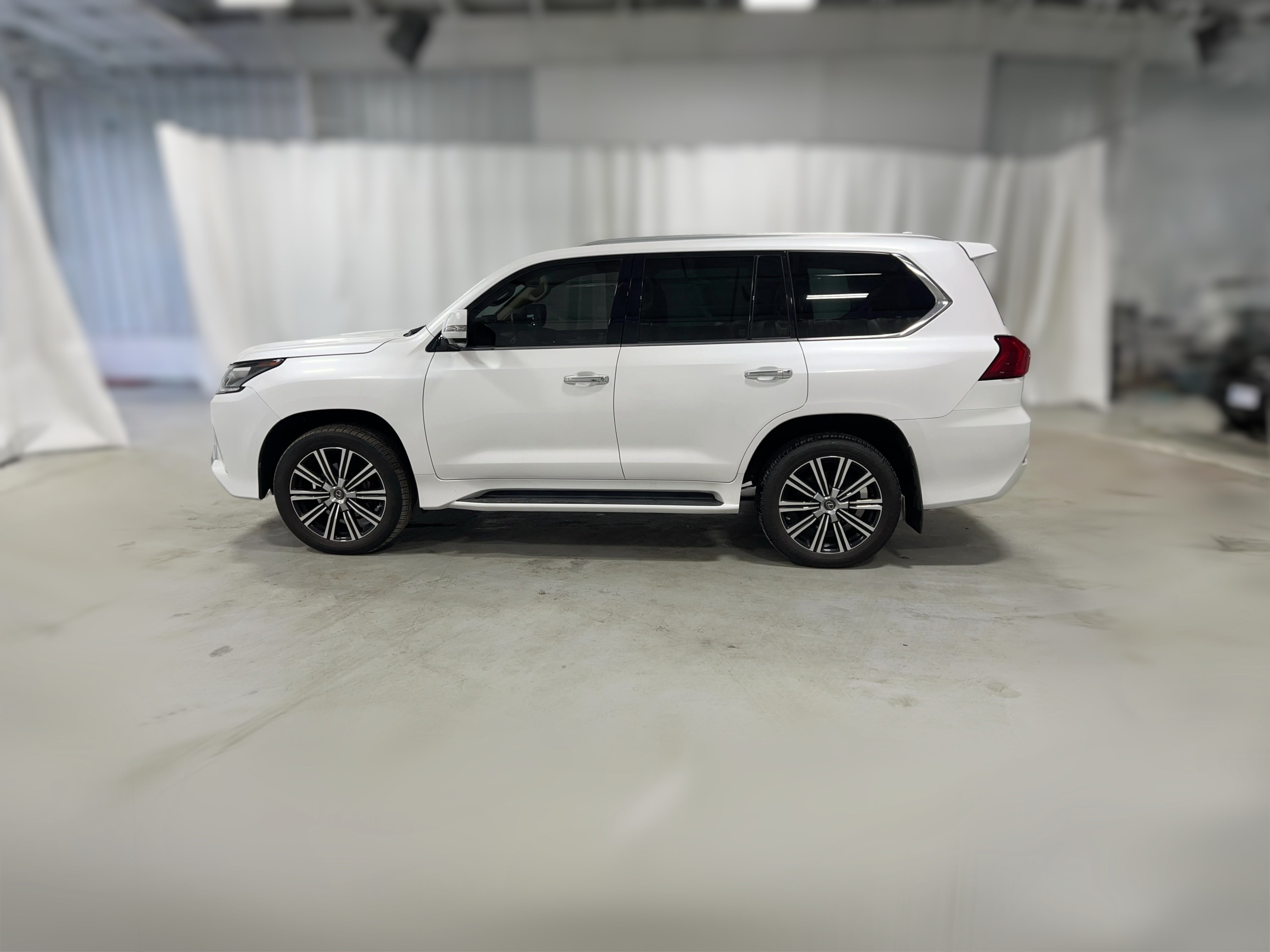 2021 Lexus LX 570 - Photo 37