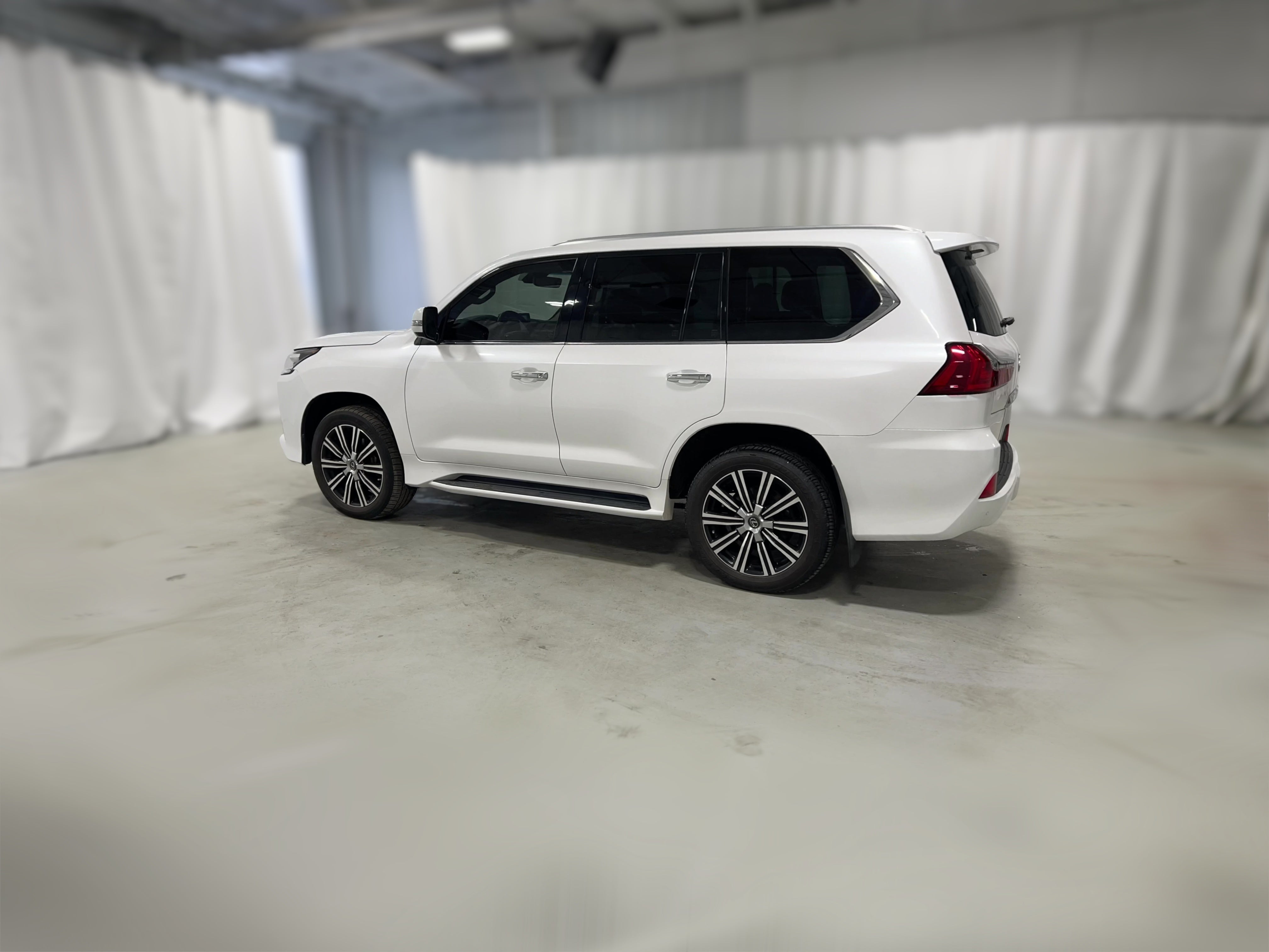 2021 Lexus LX 570 - Photo 38