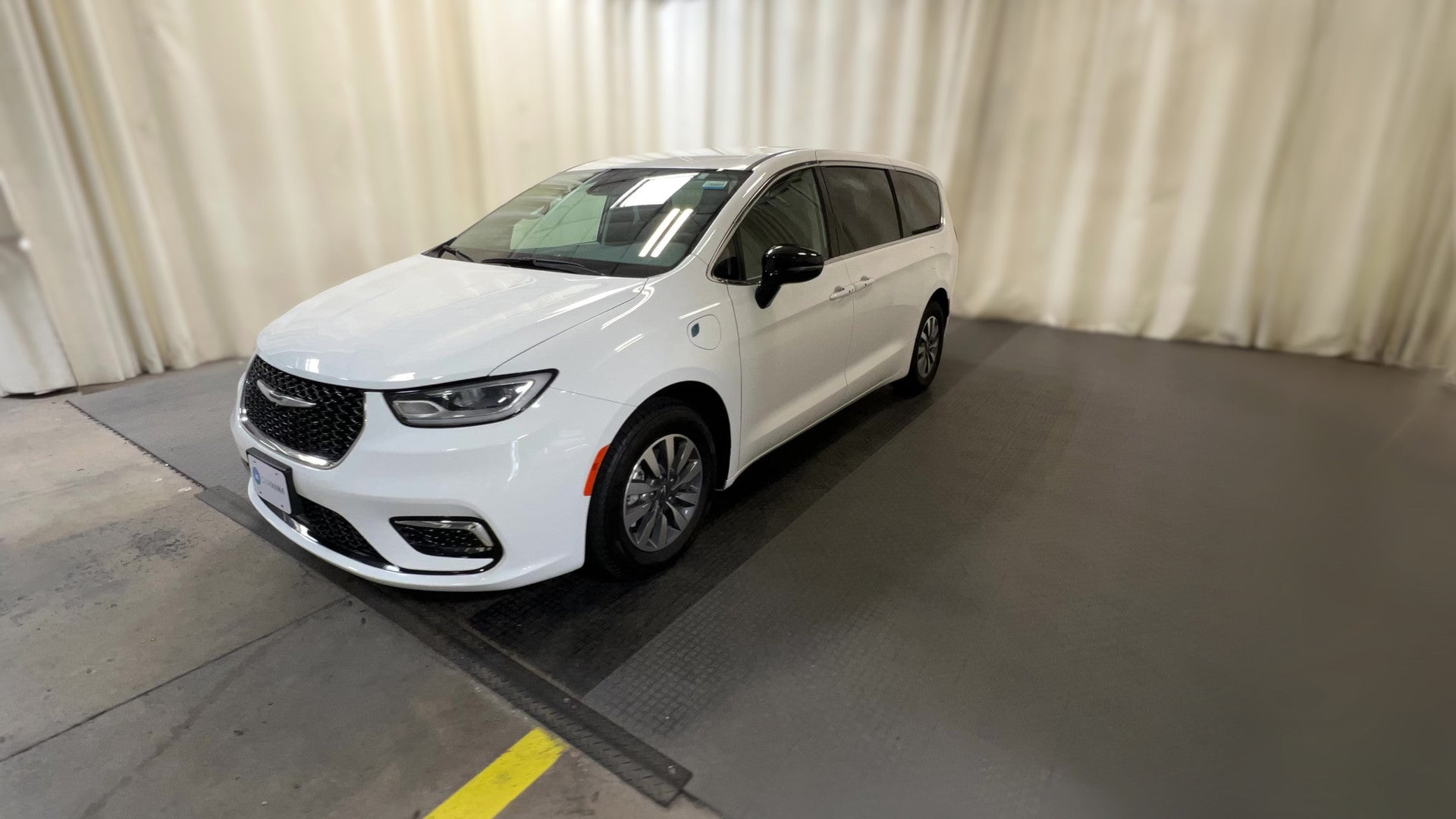 2024 Chrysler Pacifica Hybrid vehicle photo