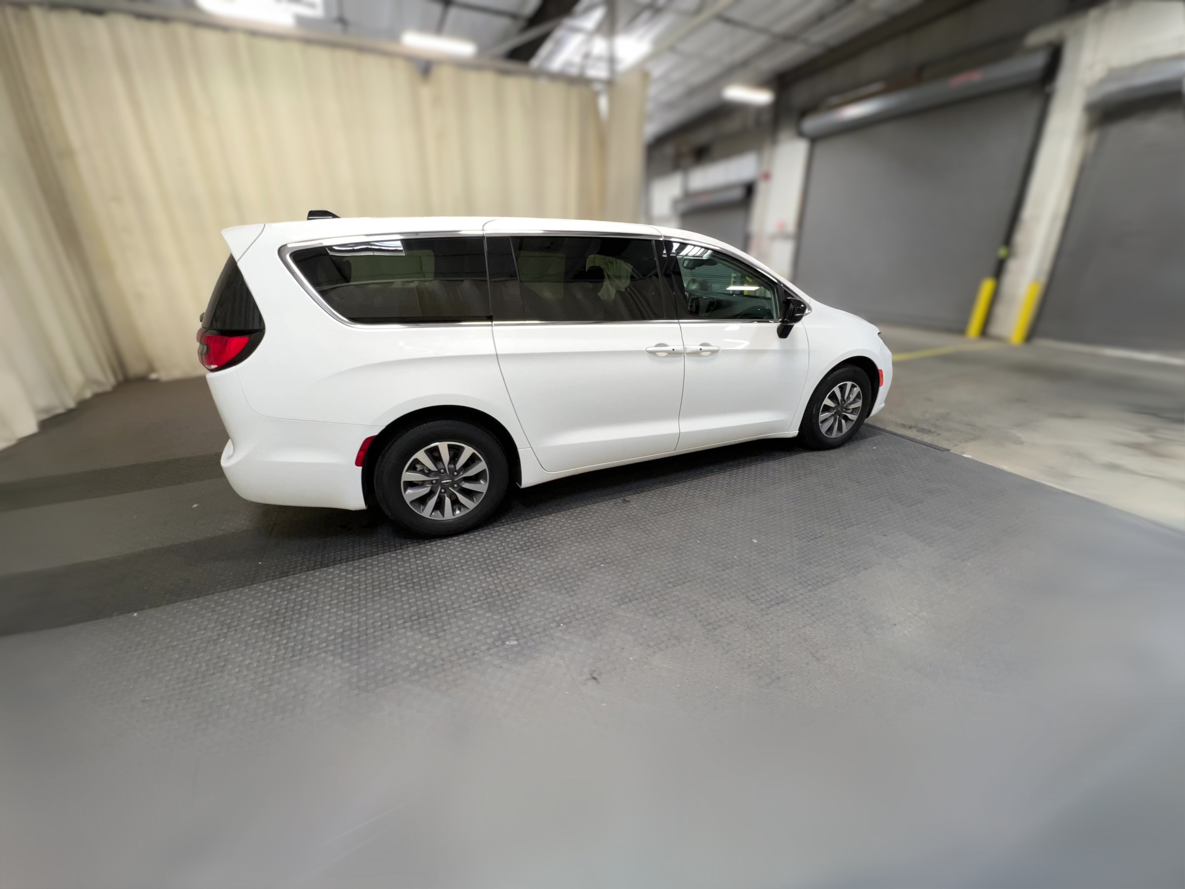 2024 Chrysler Pacifica PHEV Select - Photo 40