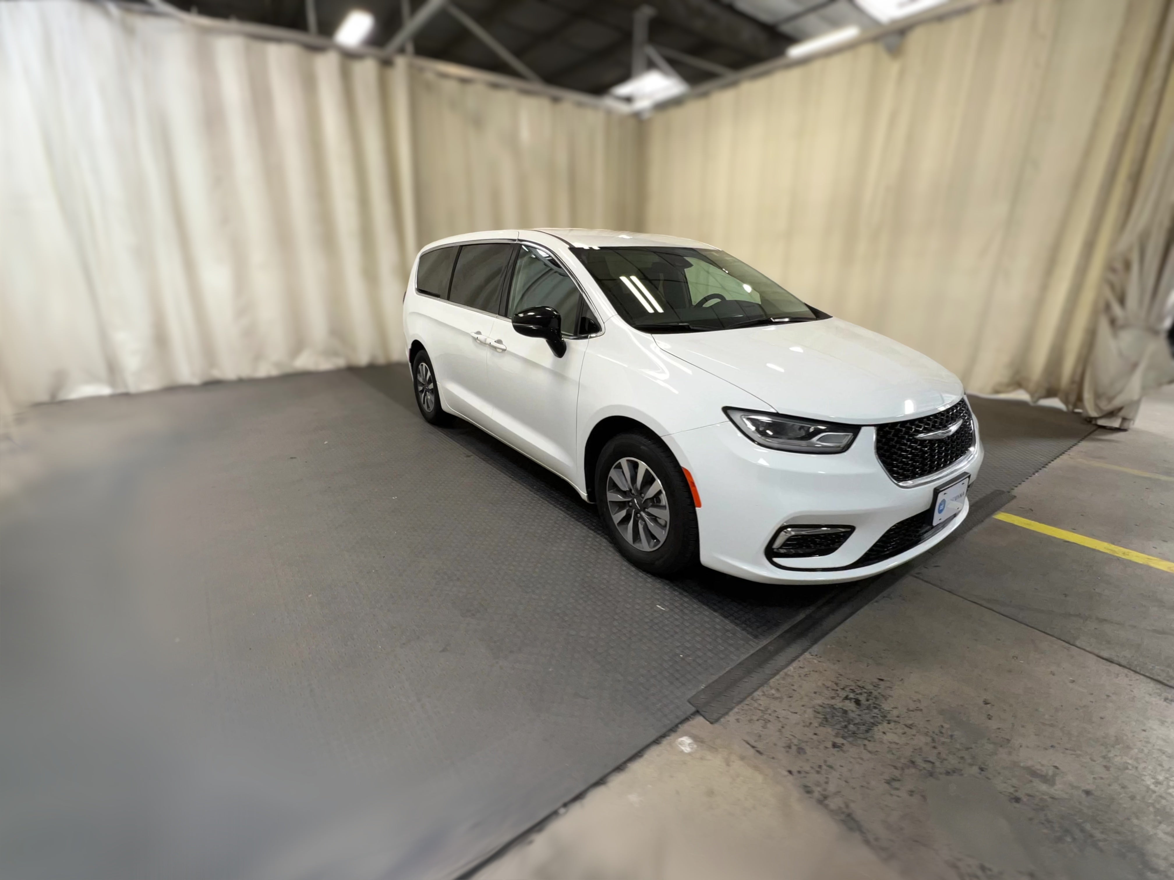 2024 Chrysler Pacifica PHEV Select - Photo 43