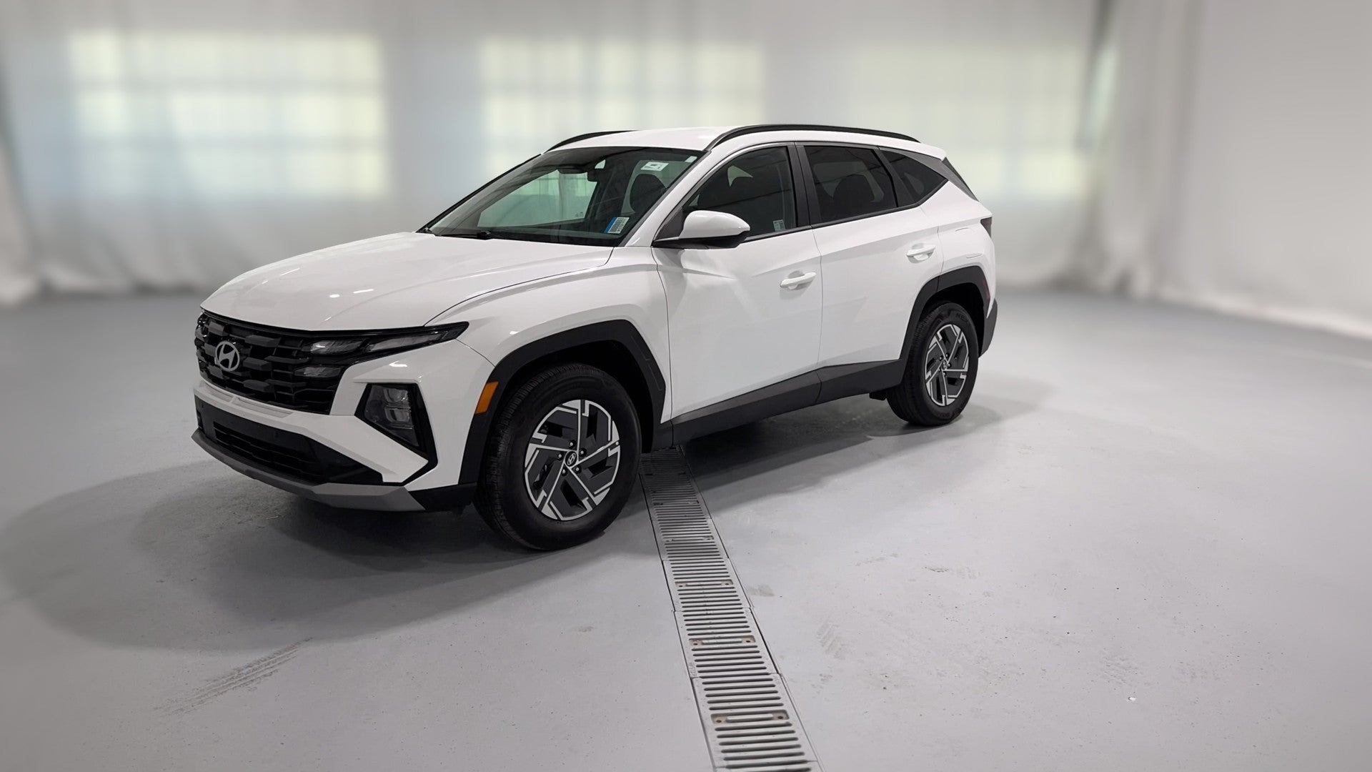 2025 Hyundai Tucson Hybrid vehicle photo