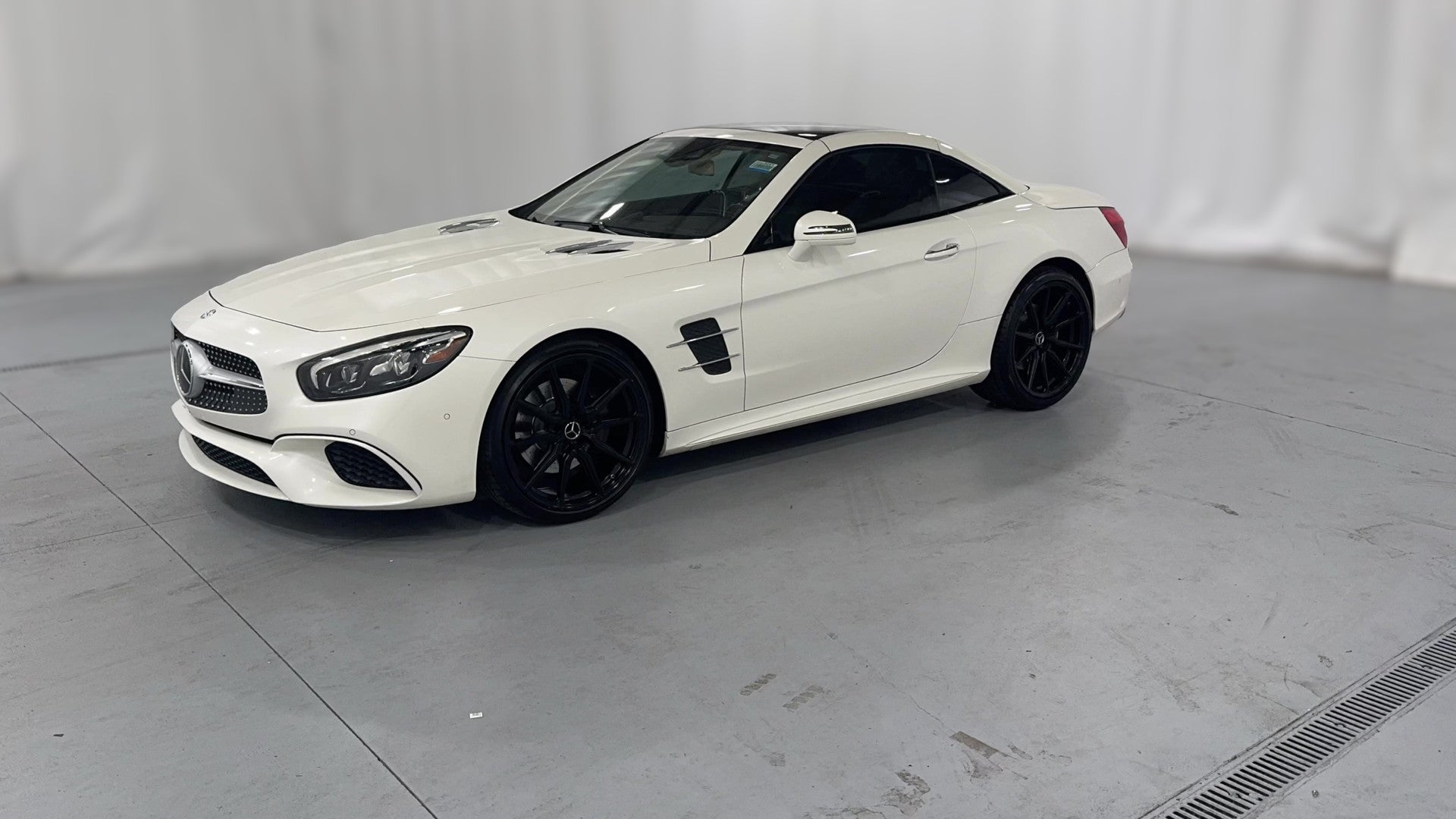 2017 Mercedes-Benz SL vehicle photo