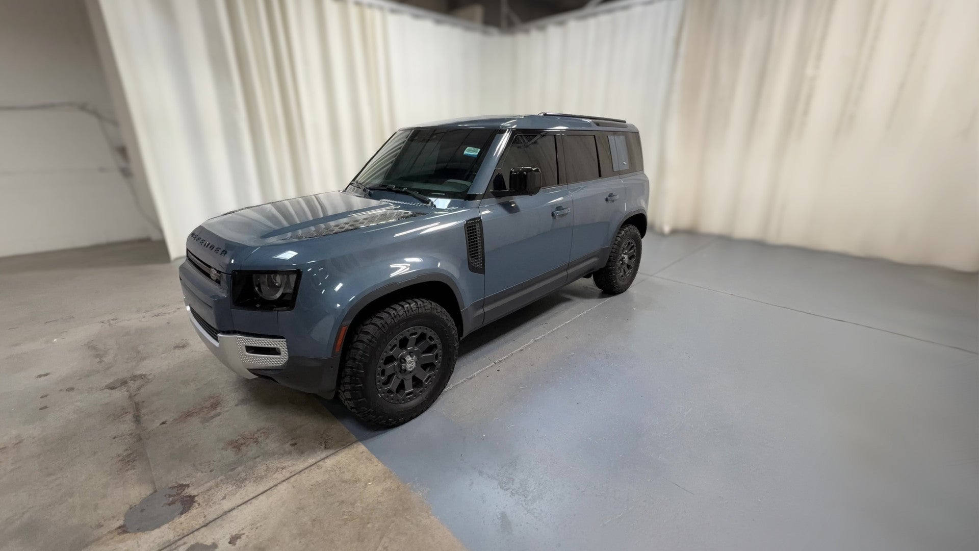 2023 Land Rover Defender 110 vehicle photo