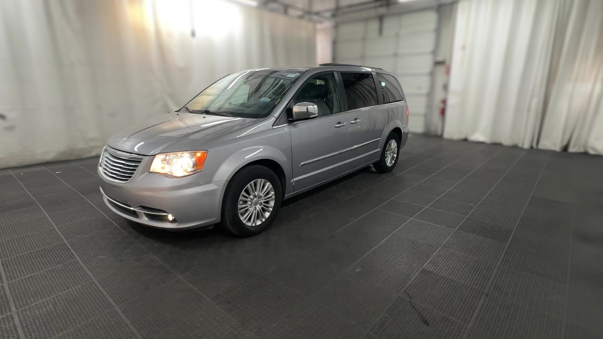 2015 Chrysler Town & Country vehicle photo