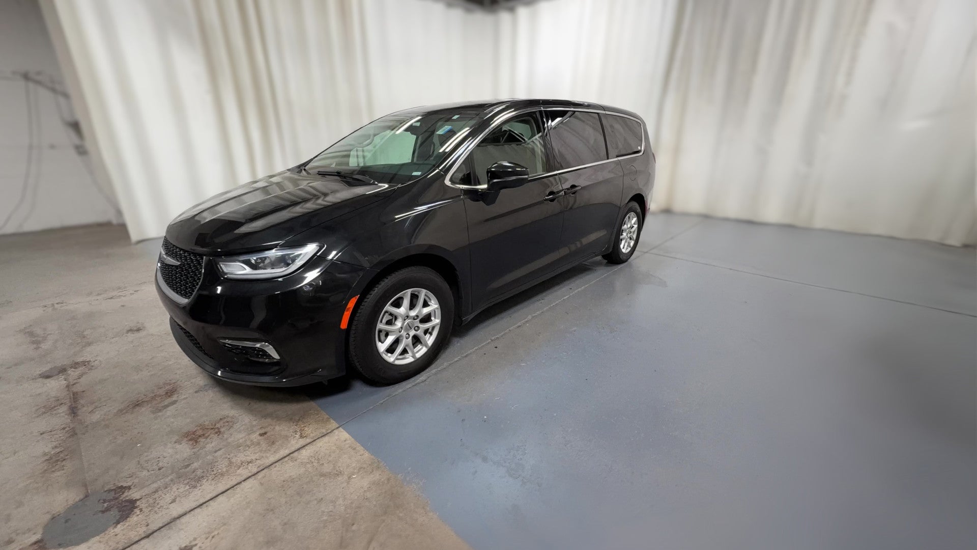2023 Chrysler Pacifica vehicle photo