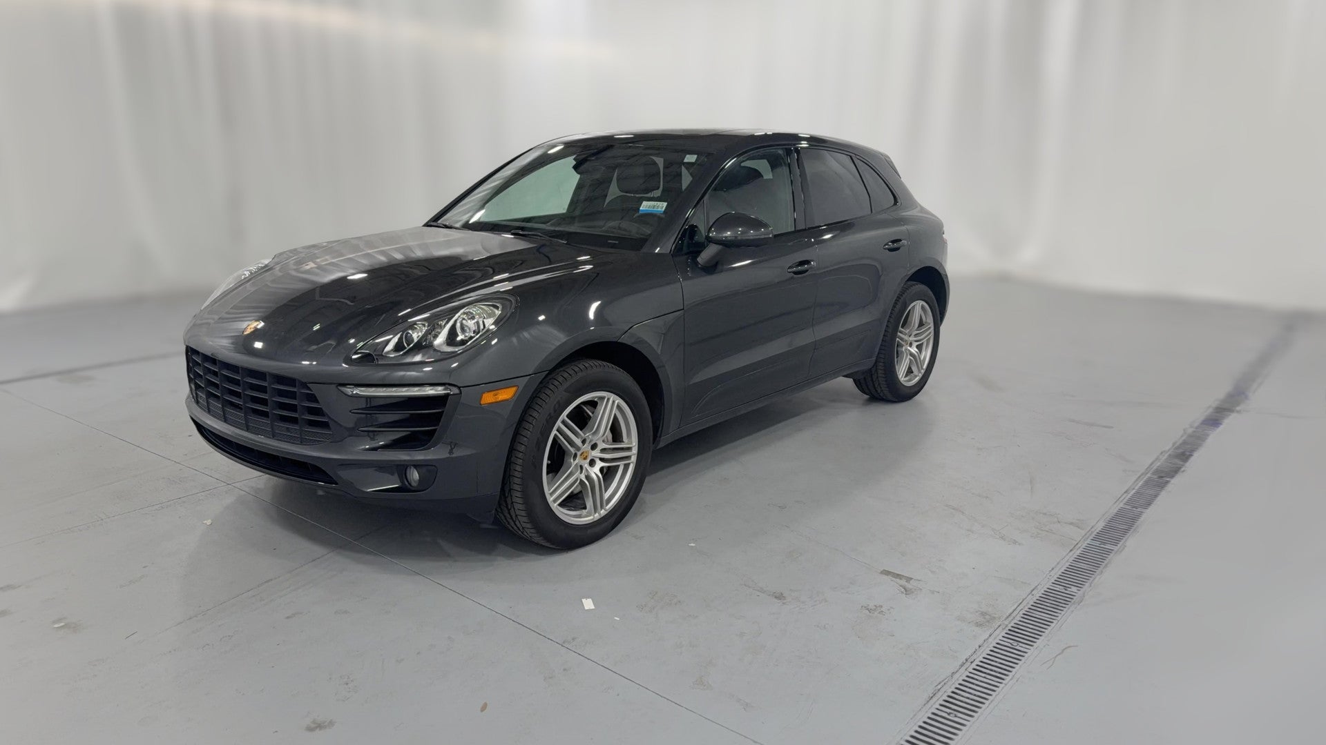 2017 Porsche Macan vehicle photo
