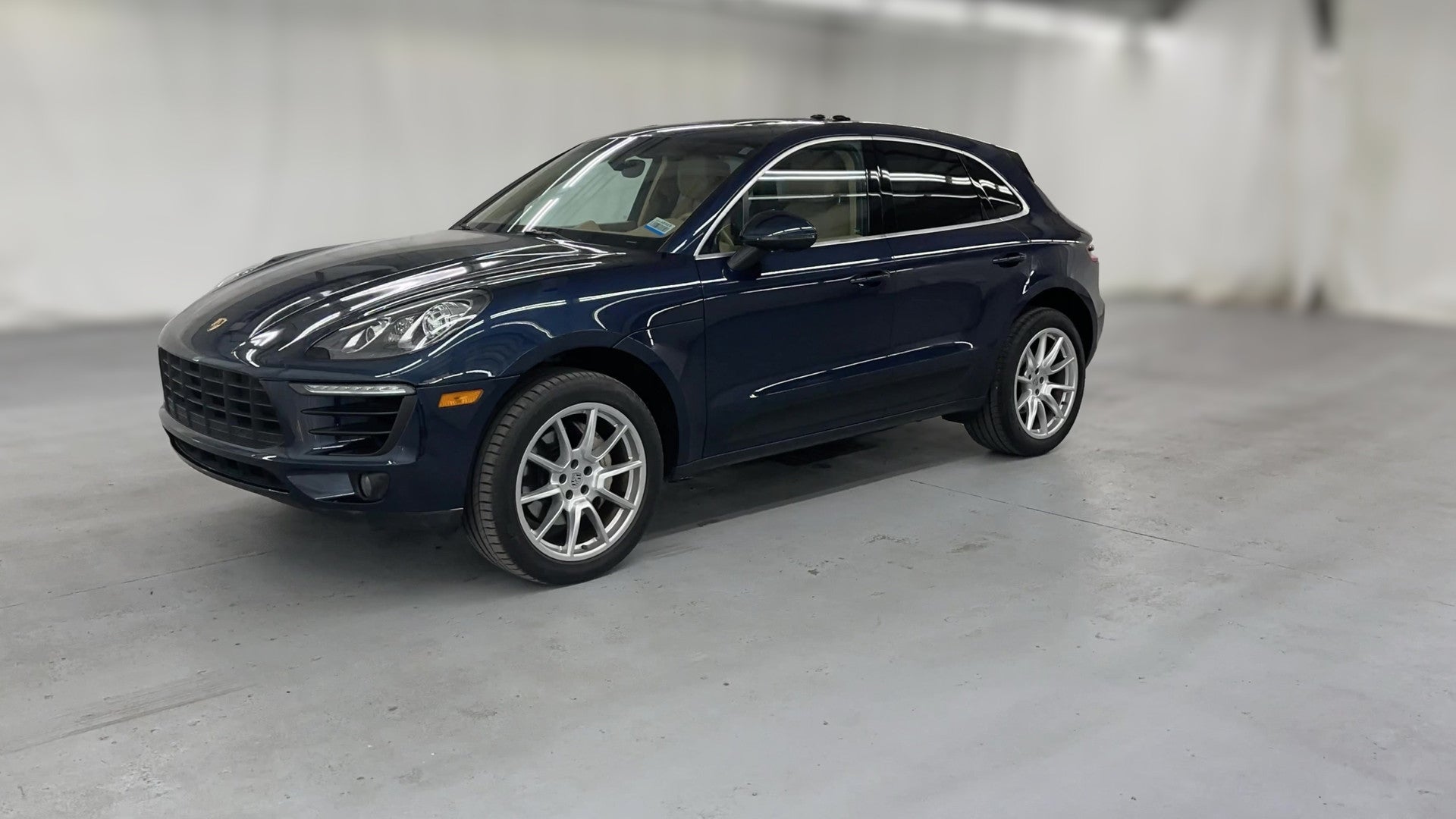 2016 Porsche Macan vehicle photo