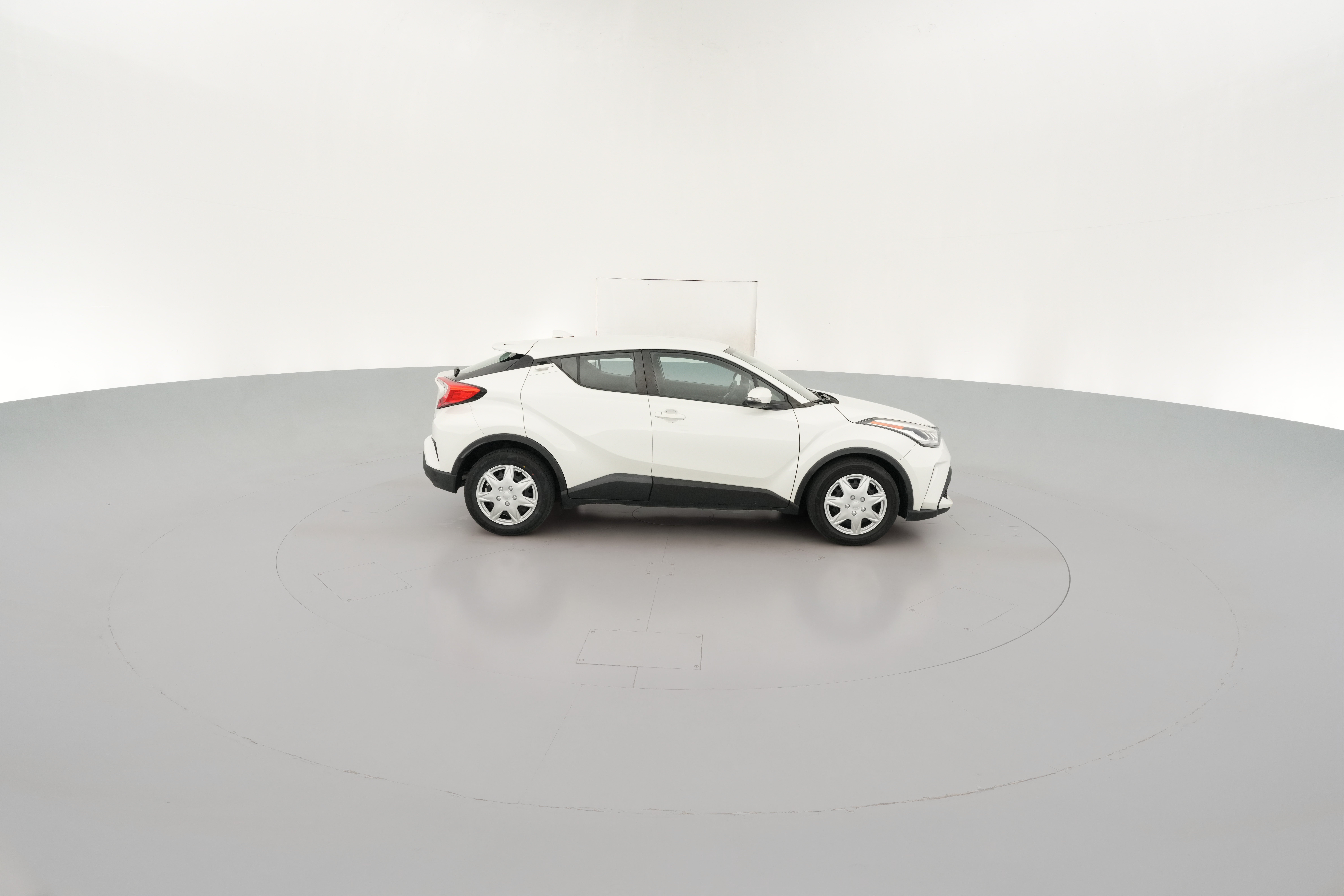 2021 Toyota C-HR LE - Photo 32