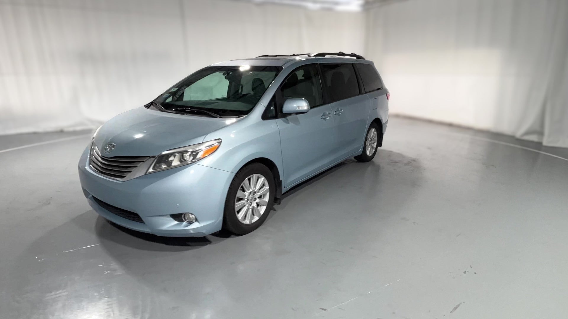 2017 Toyota Sienna vehicle photo