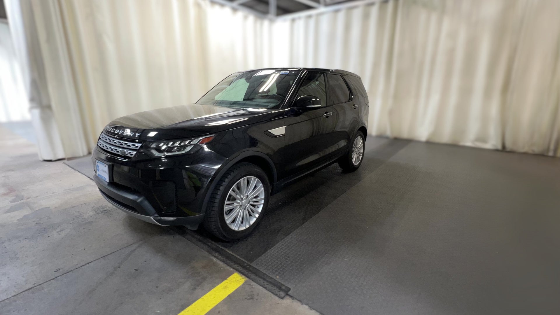 2017 Land Rover Discovery vehicle photo