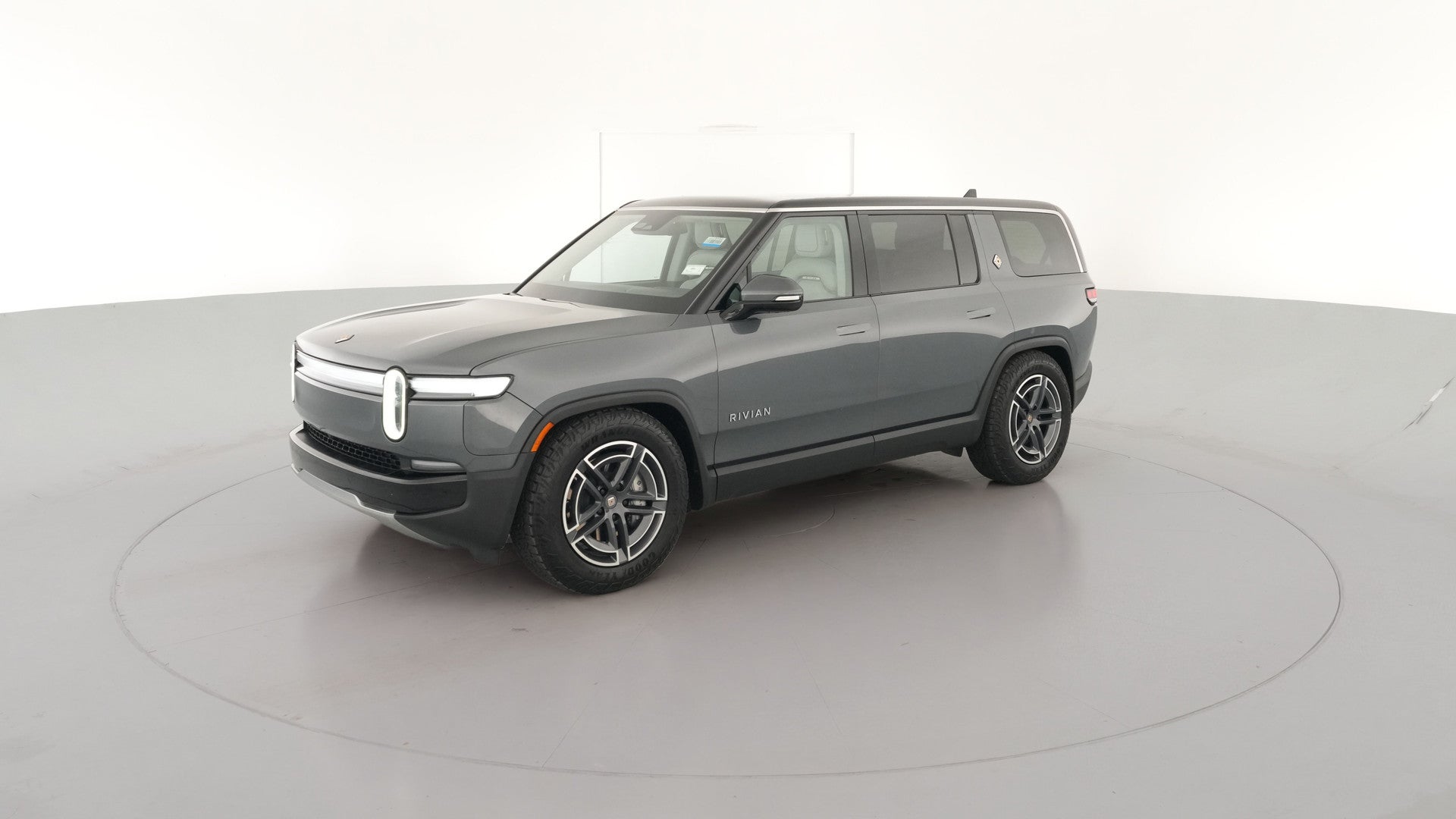 2025 Rivian R1S vehicle photo