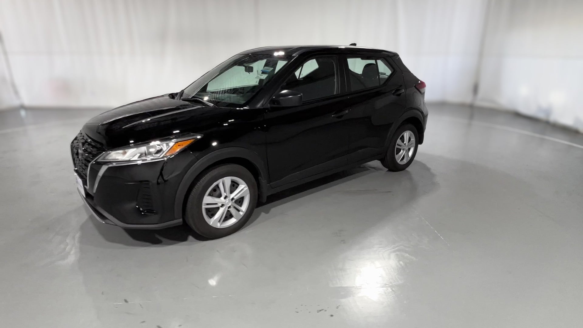 2025 Nissan Kicks Play vehicle photo