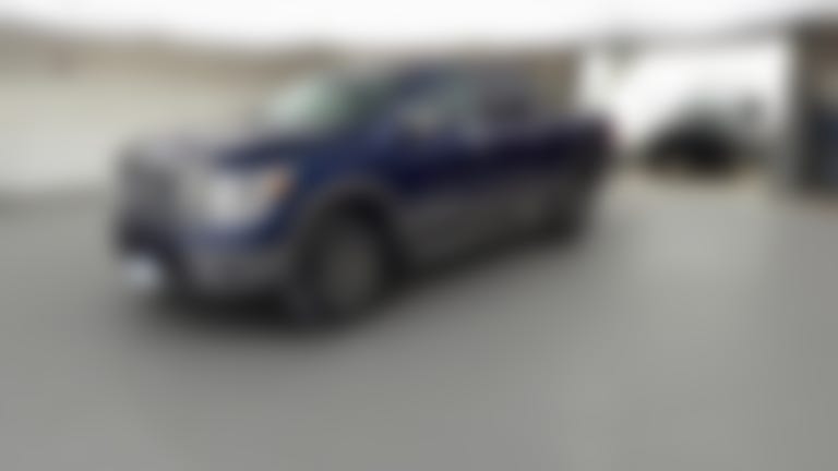 2018 Nissan Titan Crew Cab vehicle photo