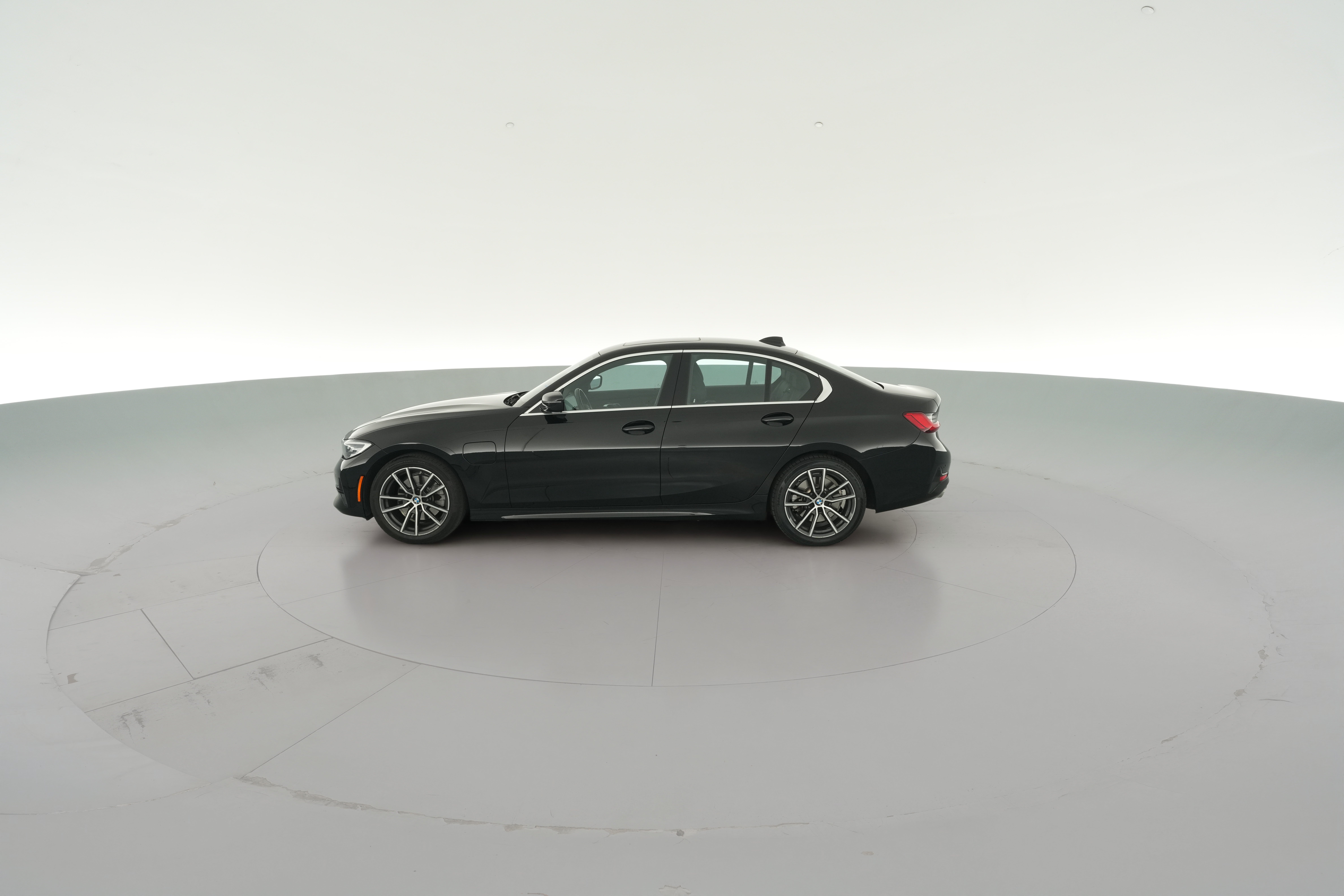 2021 BMW 3 Series 330e - Photo 26