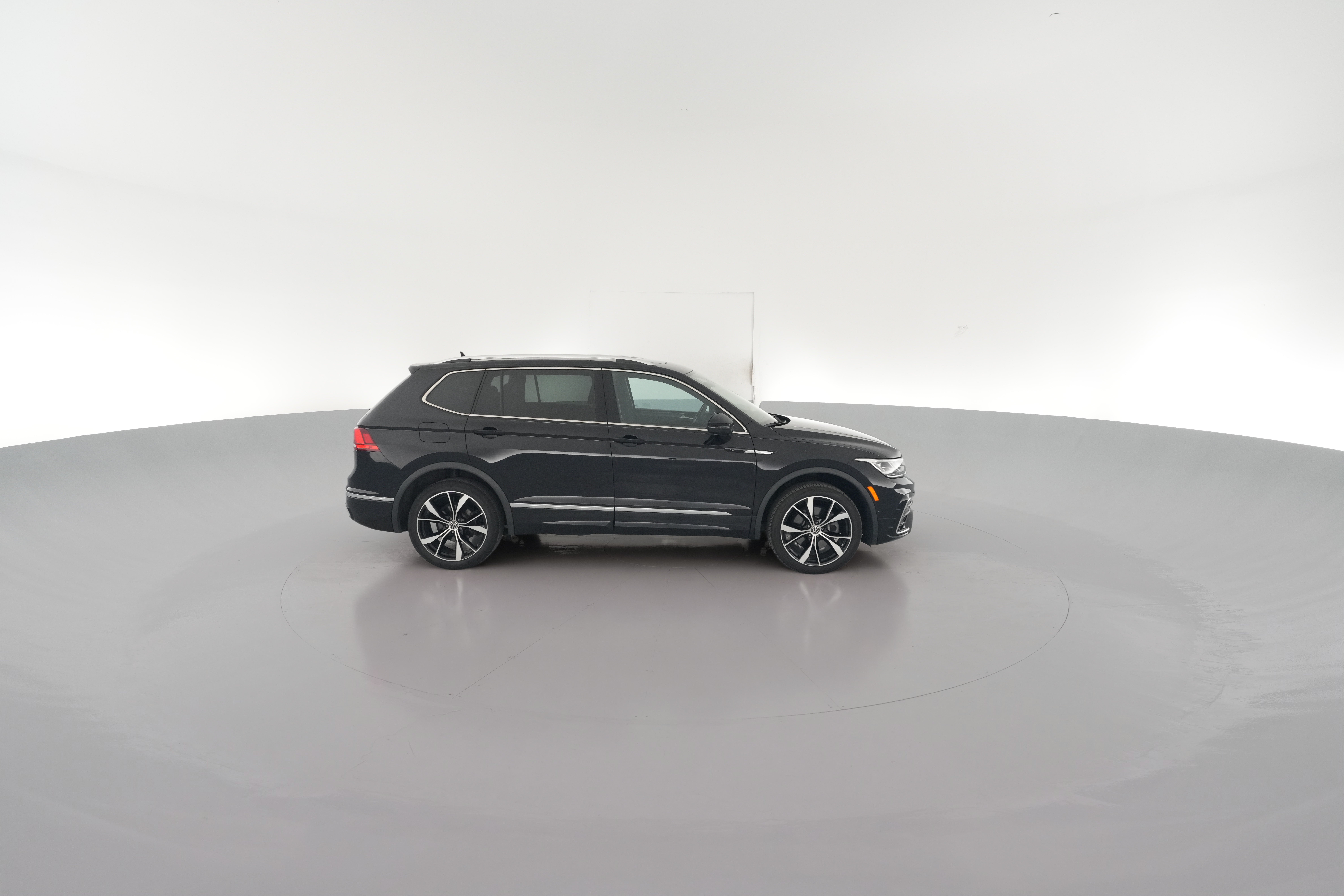 2023 Volkswagen Tiguan SEL R-LINE - Photo 39