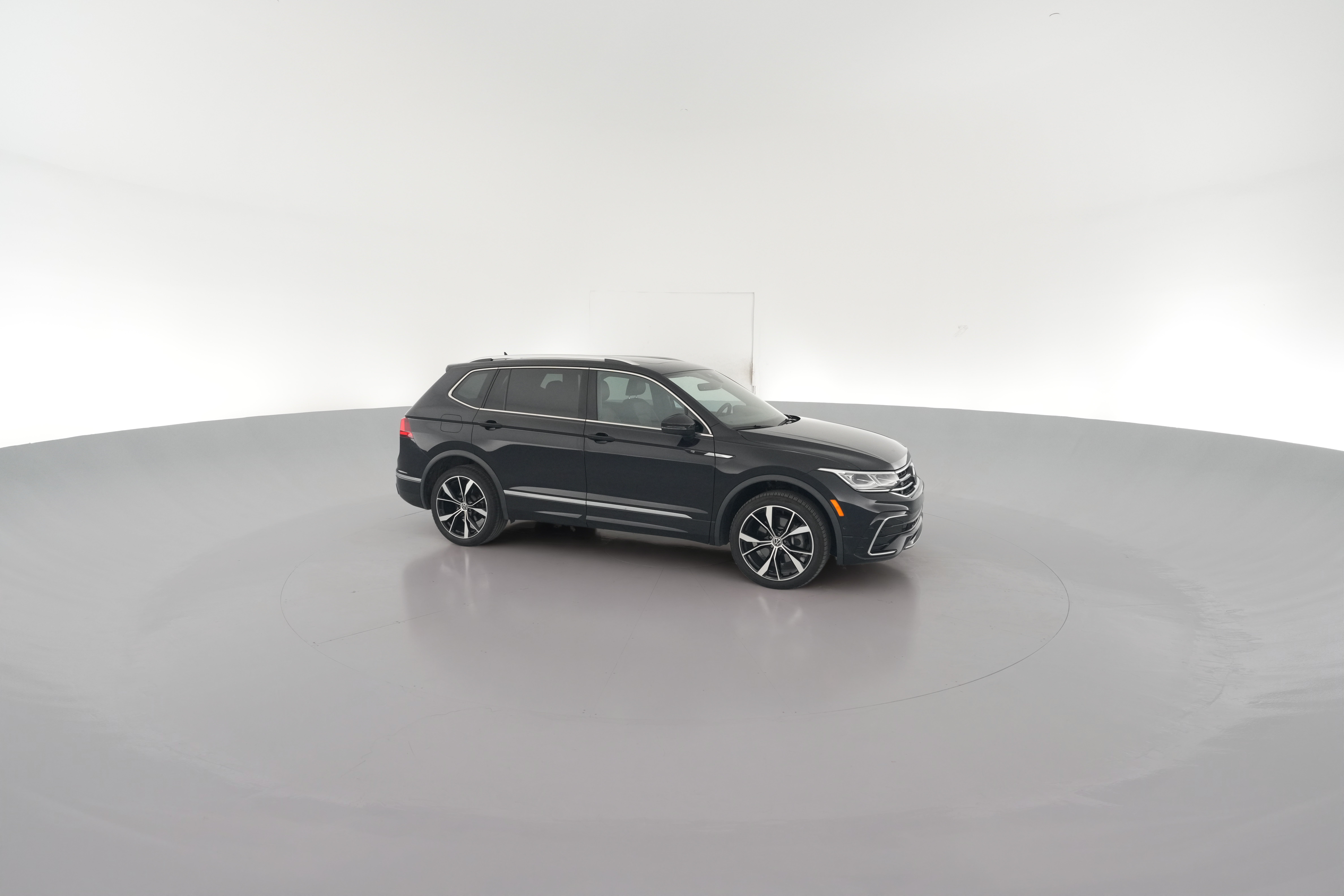 2023 Volkswagen Tiguan SEL R-LINE - Photo 40