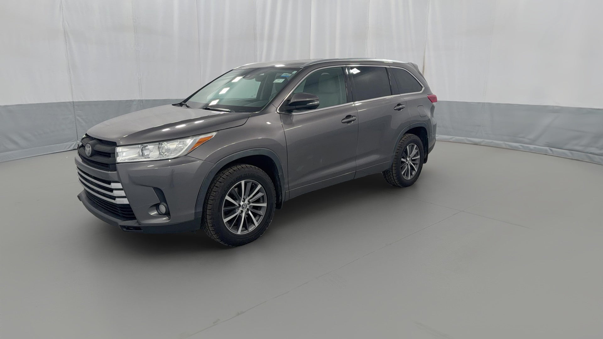 2017 Toyota Highlander vehicle photo