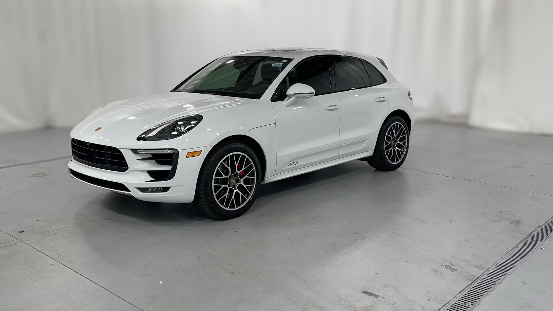 2018 Porsche Macan vehicle photo