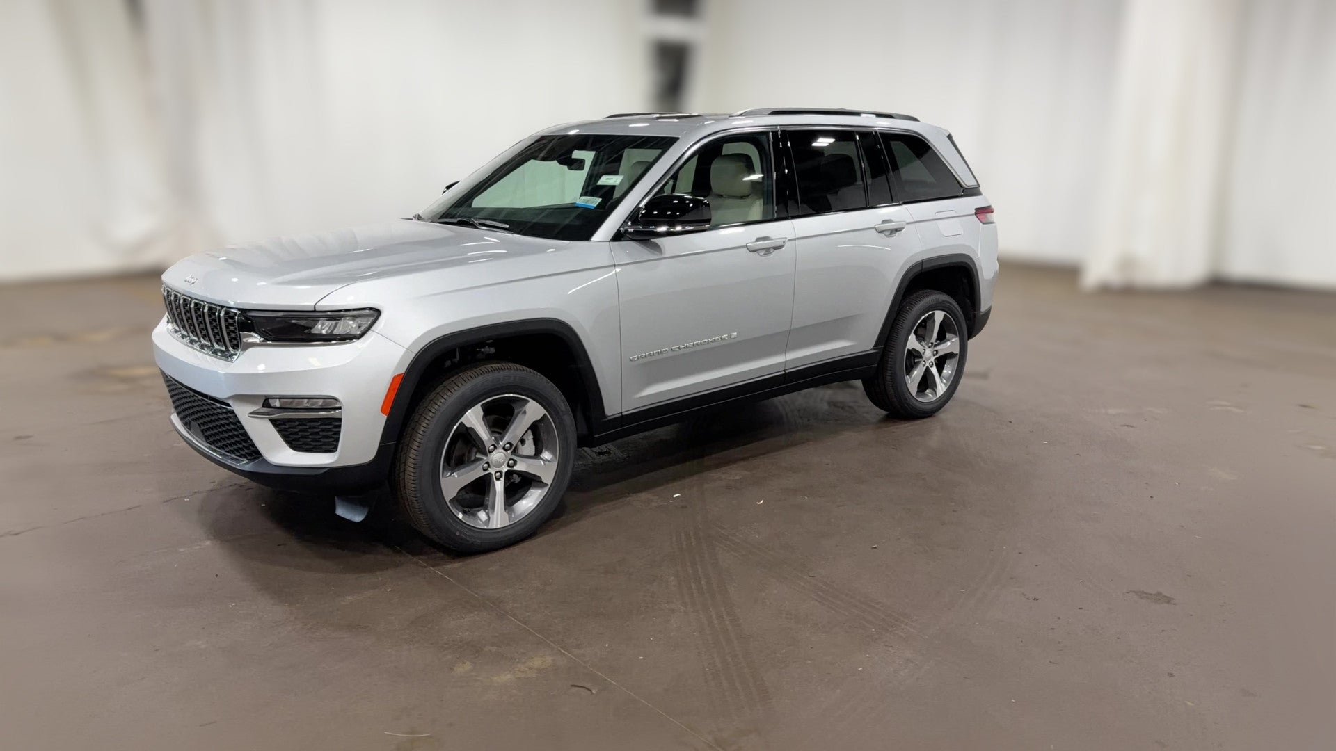 2025 Jeep Grand Cherokee vehicle photo
