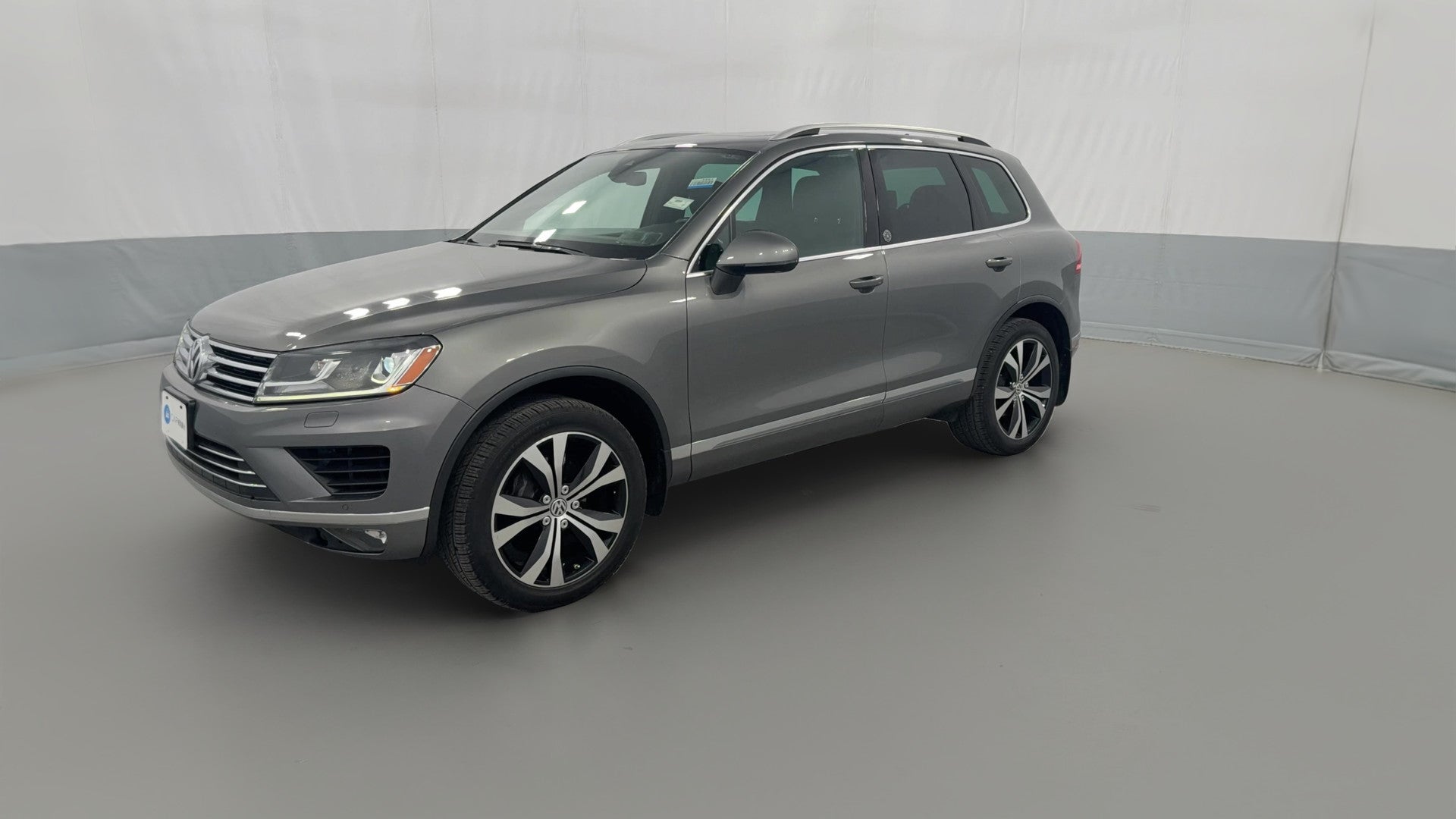 2017 Volkswagen Touareg vehicle photo