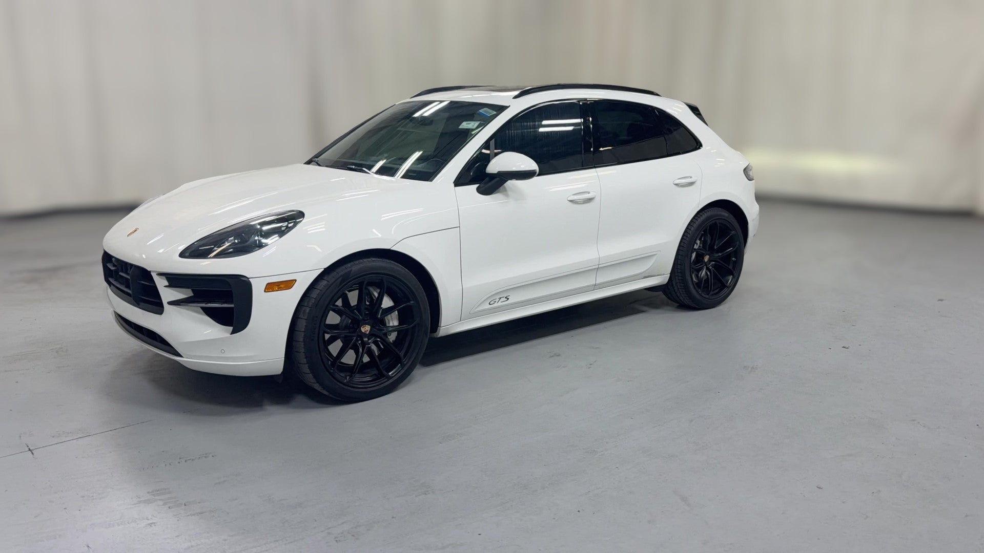 2021 Porsche Macan vehicle photo