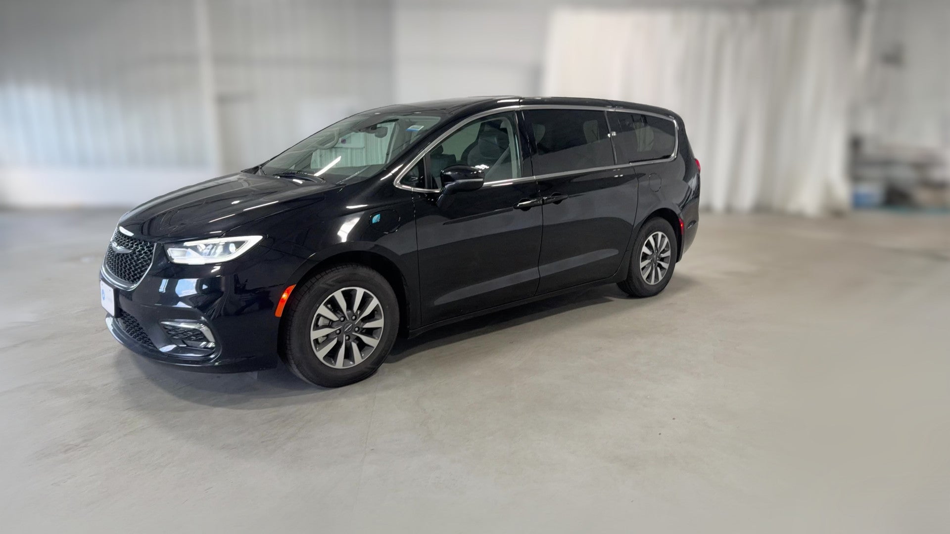 2024 Chrysler Pacifica Hybrid vehicle photo