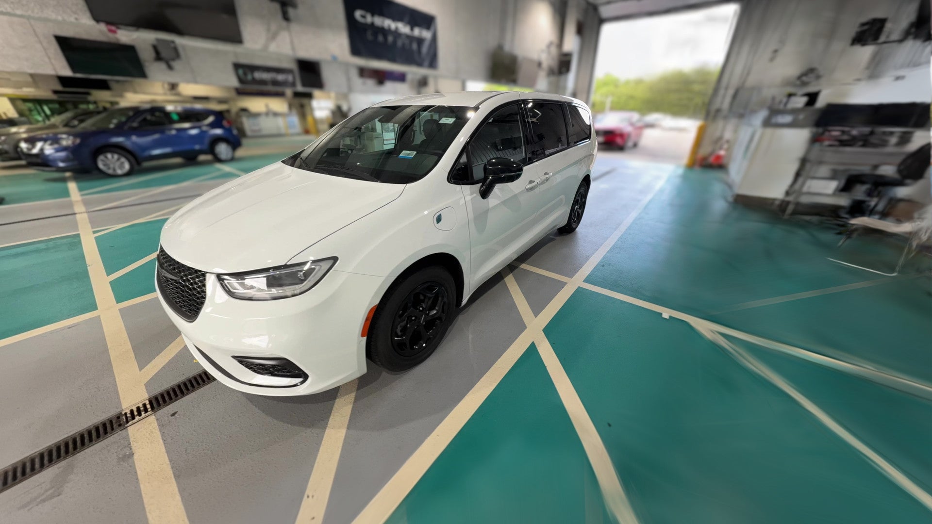 2024 Chrysler Pacifica Hybrid vehicle photo