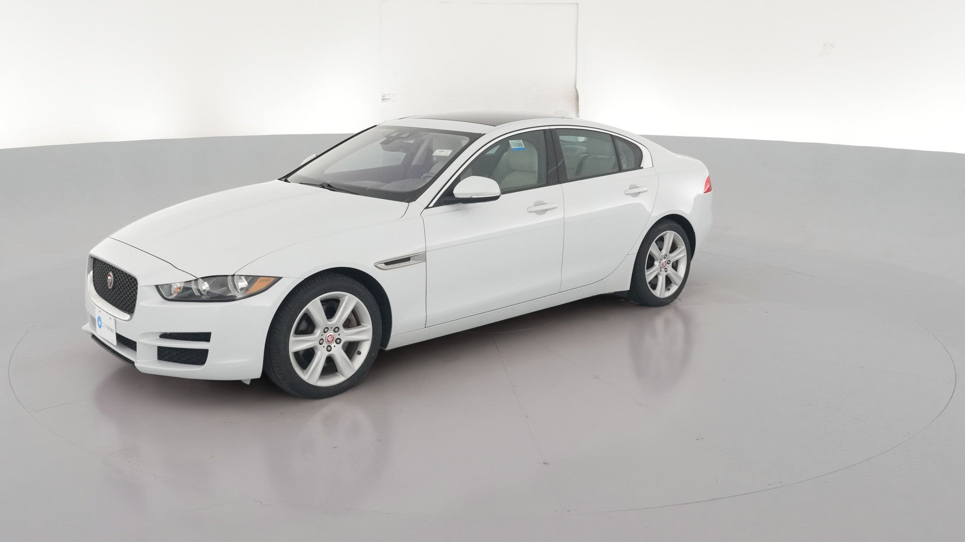 2018 Jaguar XE vehicle photo