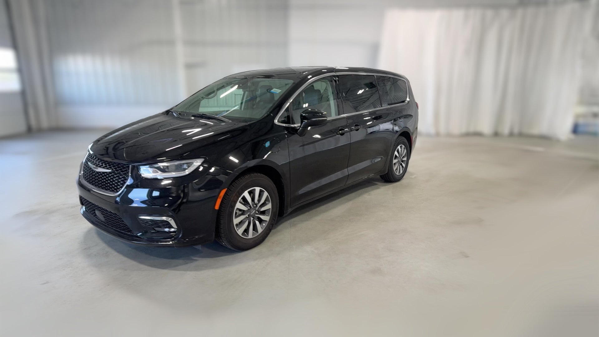 2024 Chrysler Pacifica Hybrid vehicle photo