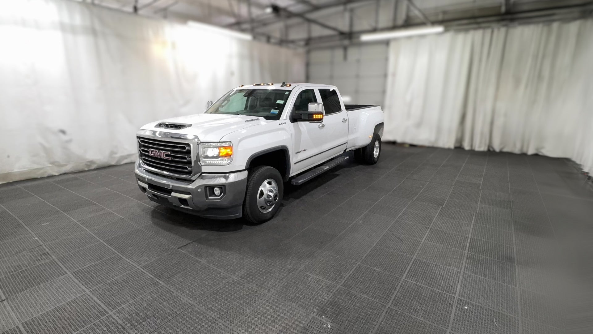 2018 GMC Sierra 3500 HD Crew Cab vehicle photo
